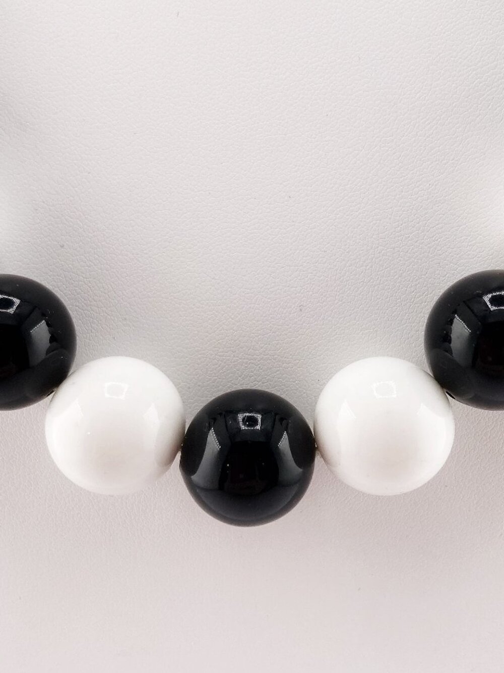 VINTAGE Chunky black and white plastic gumball bead necklace Halloween jewelry - Picture 5 of 10